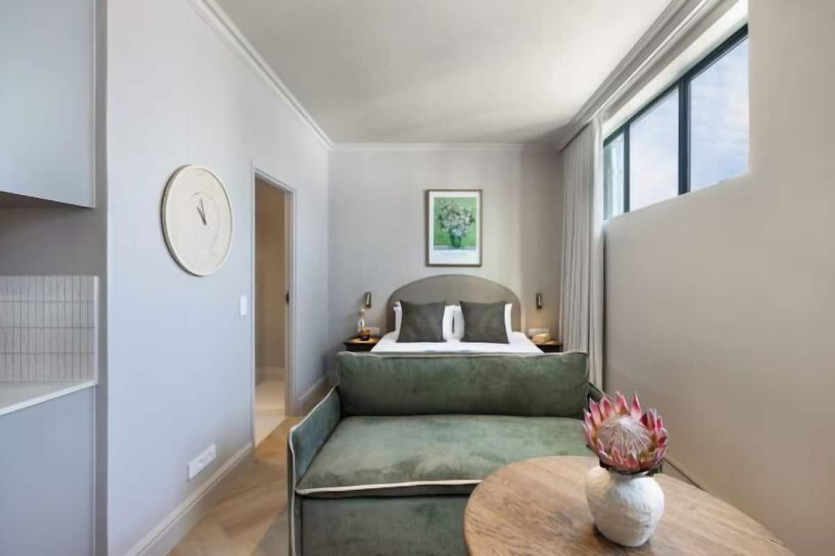 1 habitación, tabla de planchar con plancha, wifi gratis y ropa de cama