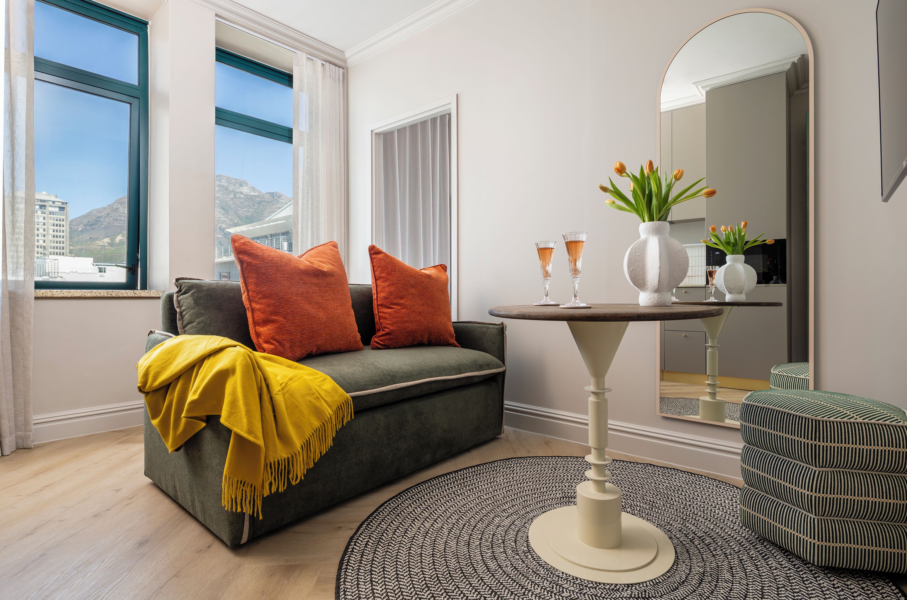 Căn hộ truyền thống, 1 phòng ngủ, máy điều hòa | Khu phòng khách | TV LCD 55-inch có truyền hình kỹ thuật số, Netflix, dịch vụ stream 