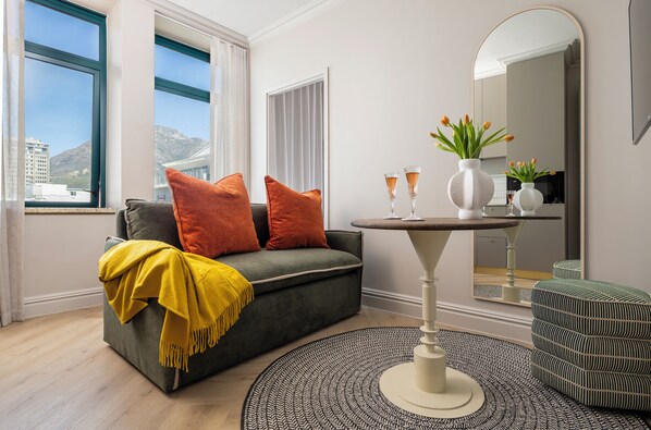 傳統公寓, 1 間臥室, 空調 | 起居區 | 55-吋 LCD 液晶電視、數位頻道、Netflix、串流服務