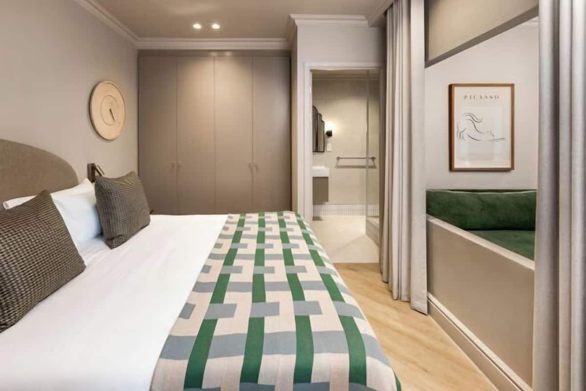 1 habitación, tabla de planchar con plancha, wifi gratis y ropa de cama