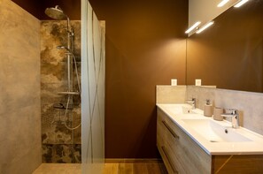Douche, séchoir à cheveux, serviettes fournies, papier de toilette