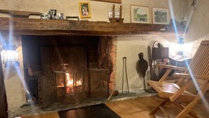 A cozy room with a fireplace, wooden furniture, and a rug. - Large house near the slopes, La Salle-les-Alpes (La Salle-les-Alpes)