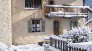 A two-story building with balconies, a wooden fence, and snow-covered surroundings. - Large house near the slopes, La Salle-les-Alpes (La Salle-les-Alpes)