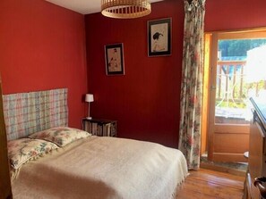 5 habitaciones, tabla de planchar con plancha y ropa de cama 