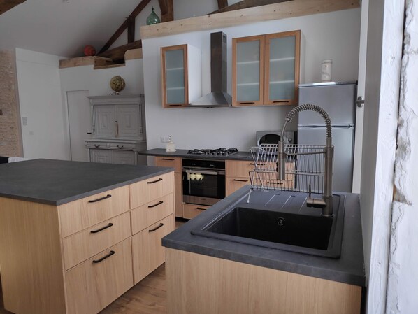 Kühlschrank, Mikrowelle, Ofen, Wasserkocher mit Kaffee-/Teezubehör