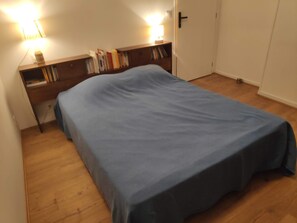 2 bedrooms, iron/ironing board, WiFi