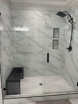 Towels, soap, toilet paper - Charming 4-bedroom Masters Rental house in River Oaks  in quaint Evans (Evans)