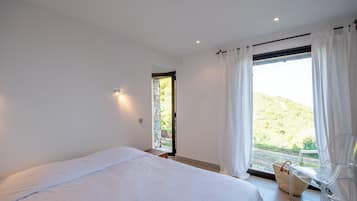 1 slaapkamer, een strijkplank/strijkijzer, reisbedje, beddengoed