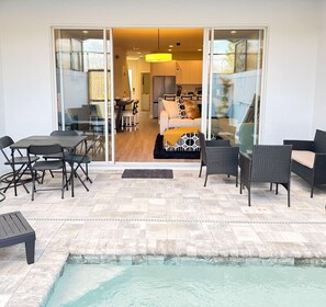 屋外ダイニングエリア