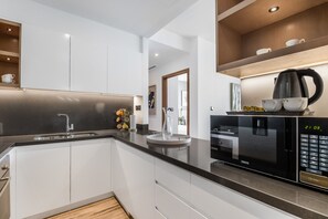 Refrigerador, microondas, horno y lavavajillas