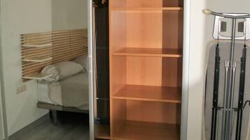 1 slaapkamer, een strijkplank/strijkijzer, wifi, beddengoed