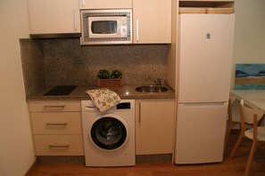 Fridge, microwave, toaster, cookware/dishes/utensils - Fabulous apartment 10 min from the center of Seville (Bormujos)