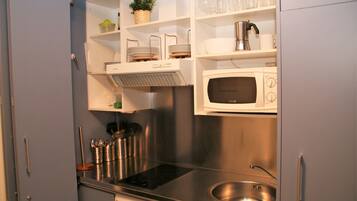 Frigorífico, microondas, tostadora y utensilios de cocina