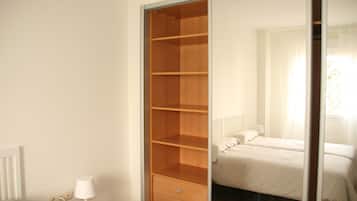 1 dormitorio, tabla de planchar con plancha, wifi gratis y ropa de cama