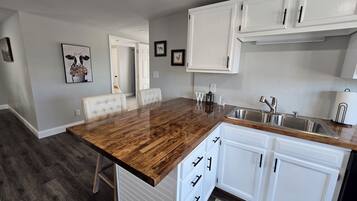 Micro-ondes, four, plaque de cuisson, lave-vaisselle