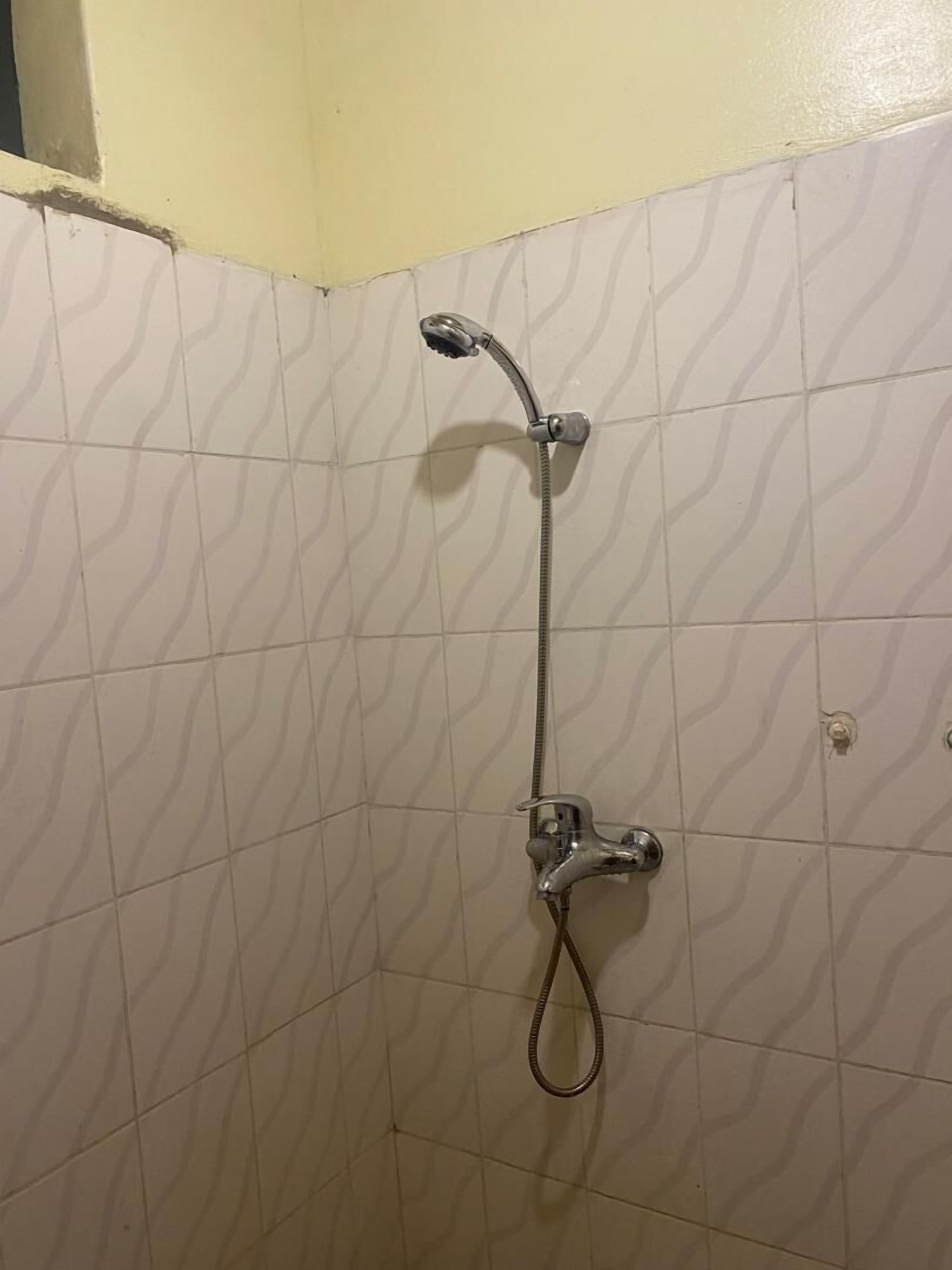 Chaussons, serviettes fournies, savon, papier toilette