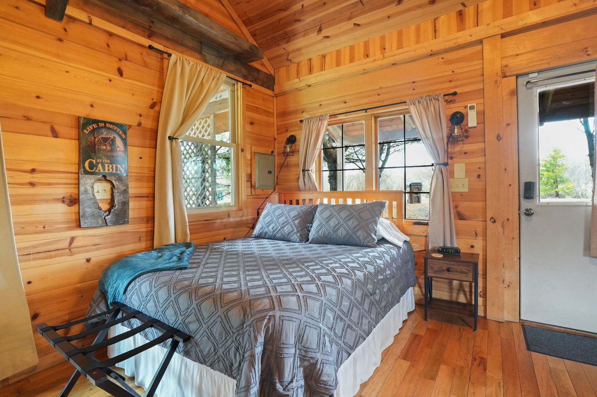 WiFi (free), bed sheets