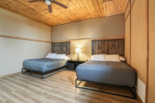 Buckets Lodge | Sleeps 28, Theater & Basketball