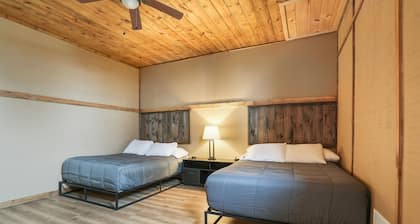 Buckets Lodge | Sleeps 28, Theater & Basketball