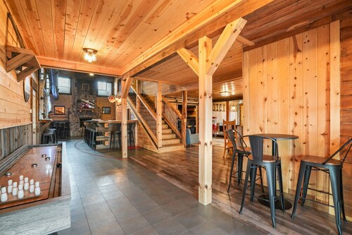 Buckets Lodge | Sleeps 28, Theater & Basketball