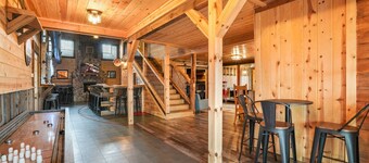 Buckets Lodge | Sleeps 28, Theater & Basketball