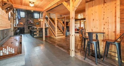 Buckets Lodge | Sleeps 28, Theater & Basketball