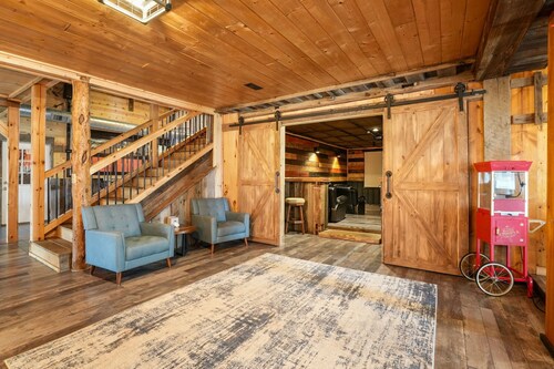 Buckets Lodge | Sleeps 28, Theater & Basketball