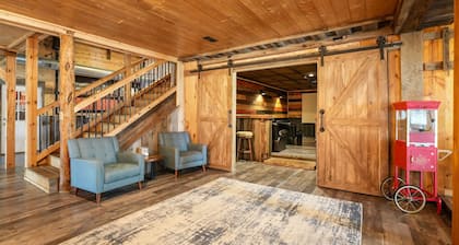 Buckets Lodge | Sleeps 28, Theater & Basketball