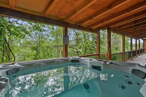 Tina de hidromasaje al aire libre