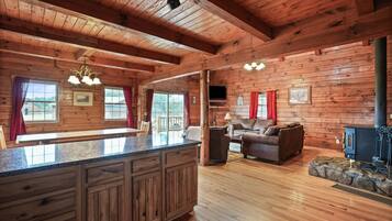 Télévision, cheminée, baby-foot