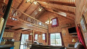 Télévision, cheminée, baby-foot