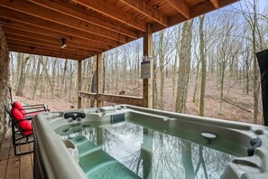 Outdoor spa tub - Hide-A-Way Tiny House | Hocking Hills (Logan)