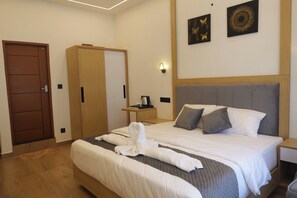 5 bedrooms, iron/ironing board, WiFi, bed sheets