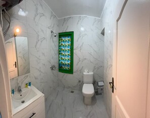 Shower, free toiletries, towels, toilet paper - Pyramids Hub-Giza (Haram)
