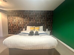 1 habitación, tabla de planchar con plancha y cuna de viaje 