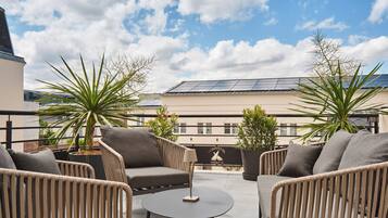 Panorama tweepersoonskamer, uitzicht op de binnenplaats | Terras