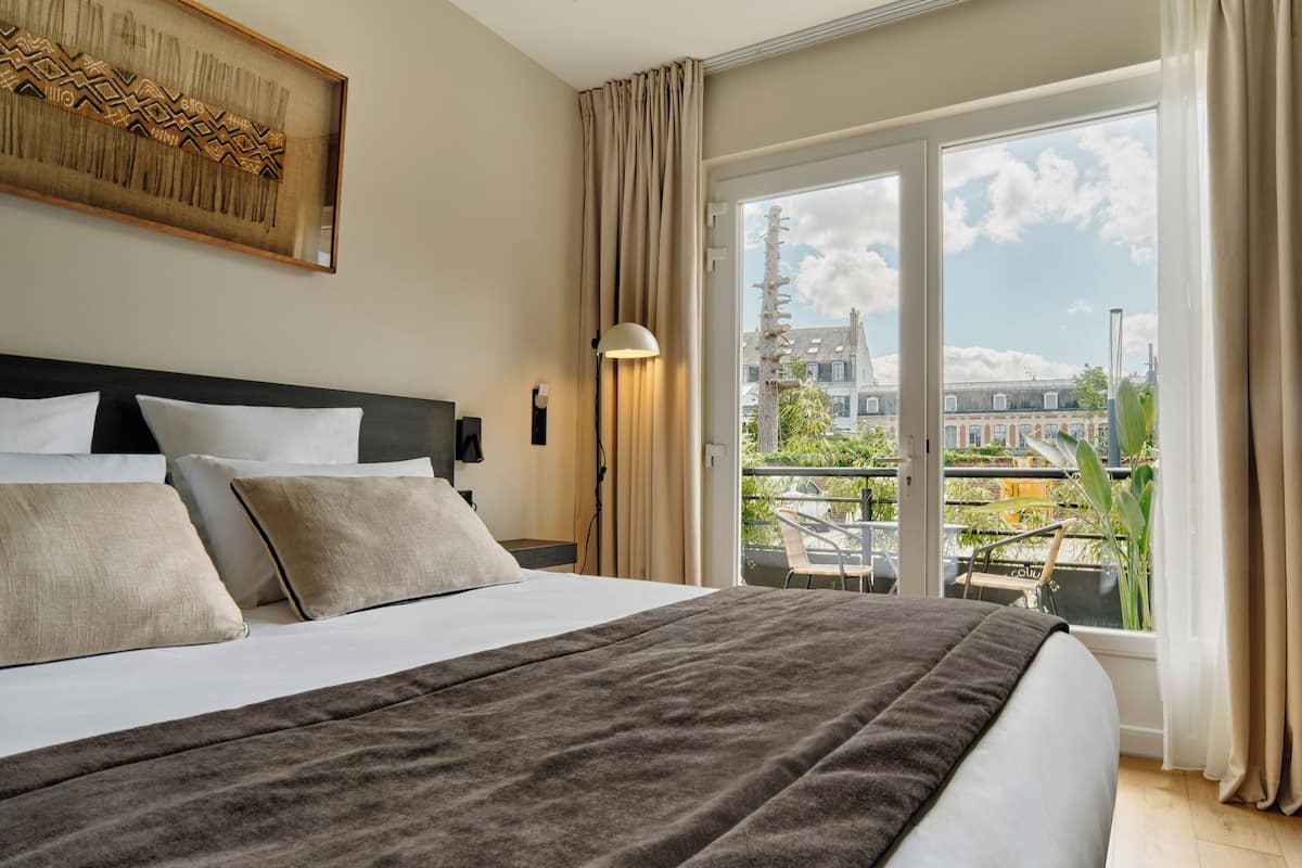 Habitación doble panorámica, vista al jardín | Caja de seguridad en la habitación y escritorio