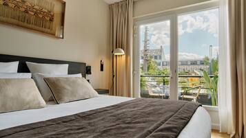 Habitación doble panorámica, vista al jardín | Caja de seguridad en la habitación y escritorio