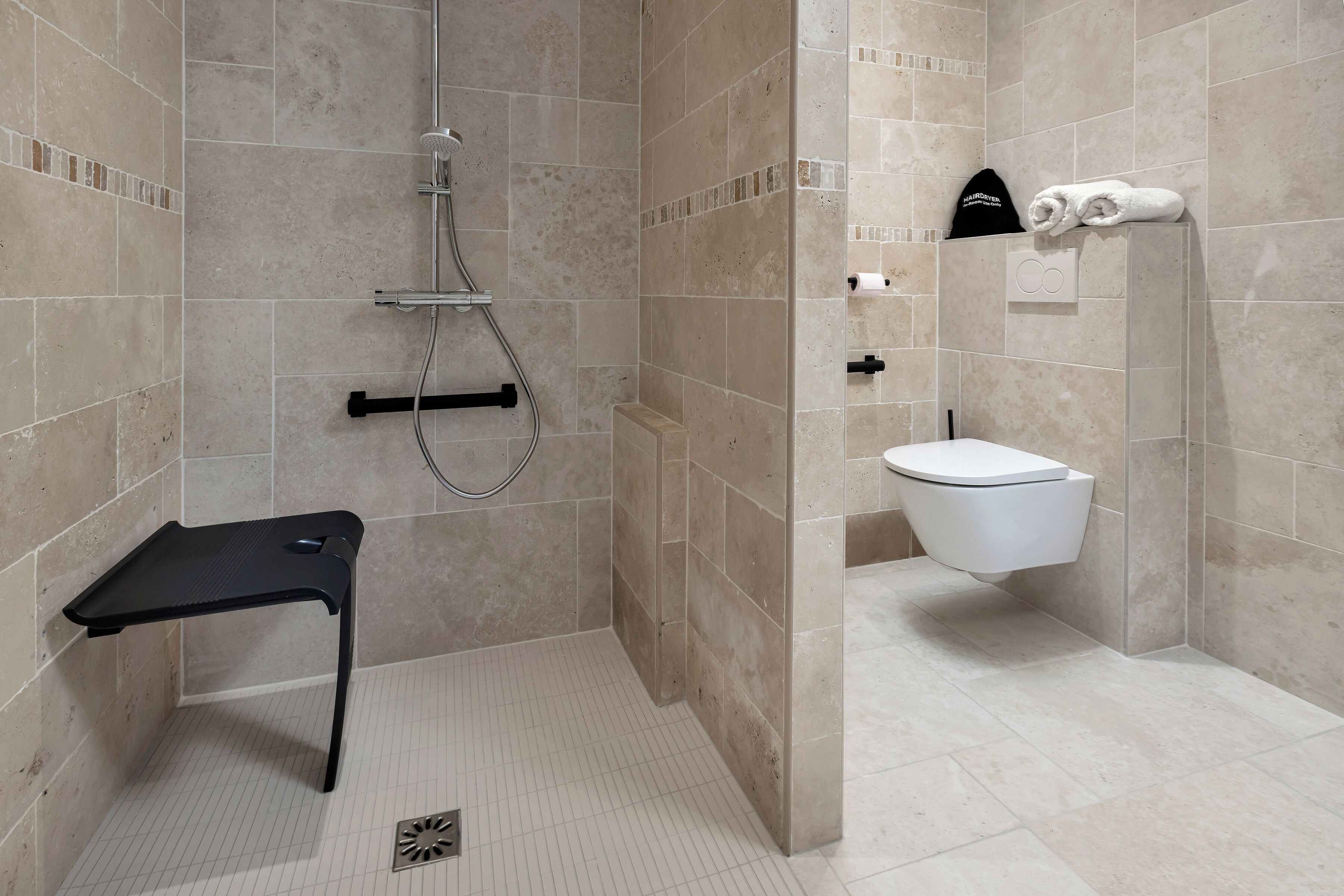 Habitación Deluxe doble | Baño | Bañera y ducha independientes y artículos de higiene personal ecológicos