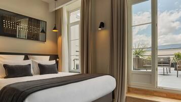 Panorama tweepersoonskamer, uitzicht op de binnenplaats | Een kluis op de kamer, een bureau, een laptopwerkplek