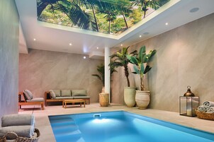 Una piscina cubierta