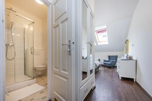Dusj, hårføner, håndklær og såpe