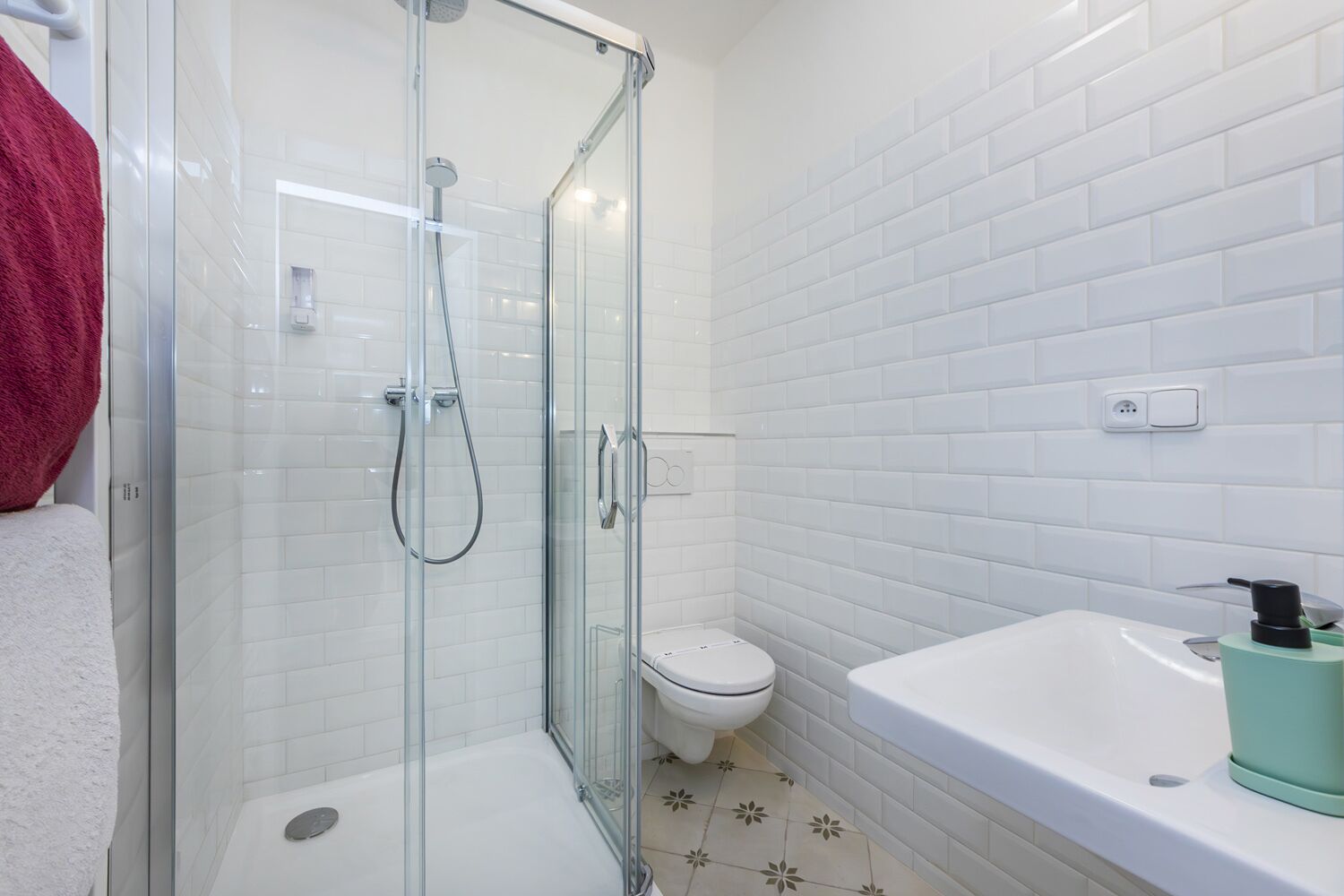 Douche, sèche-cheveux, serviettes fournies, savon