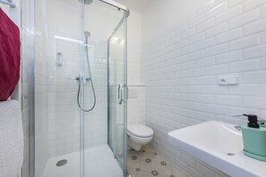 Shower, hair dryer, towels, soap - Prague Legends Pension (Prague)