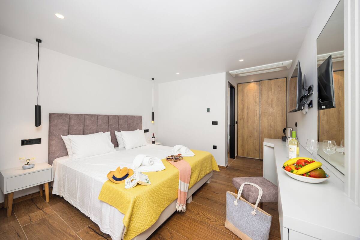 Tomannsrom – deluxe, balkong | Safe på rommet, strykejern/-brett og wi-fi (inkludert)