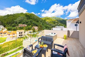 Suite – deluxe, balkong, delvis sjøutsikt | Terrasse/patio