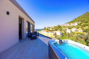 Deluxe suite, balkon, gedeeltelijk uitzicht op zee | Balkon