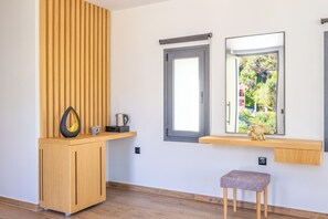 Suite Deluxe, balcon, vue partielle sur la mer | Coffres-forts dans les chambres, fer et planche à repasser