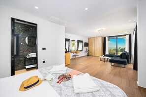 Suite – deluxe, balkong, delvis sjøutsikt | Safe på rommet, strykejern/-brett og wi-fi (inkludert)