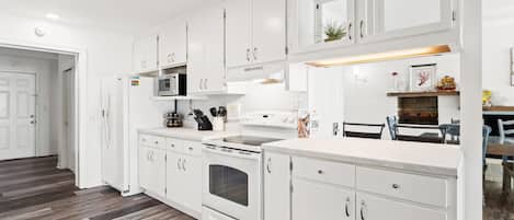 Casa, vistas parciales al mar | Cocina privada | Frigorífico grande, microondas, horno y placa de cocina